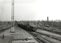 170446 Gezicht op het rangeerterrein Watergraafsmeer te Amsterdam.